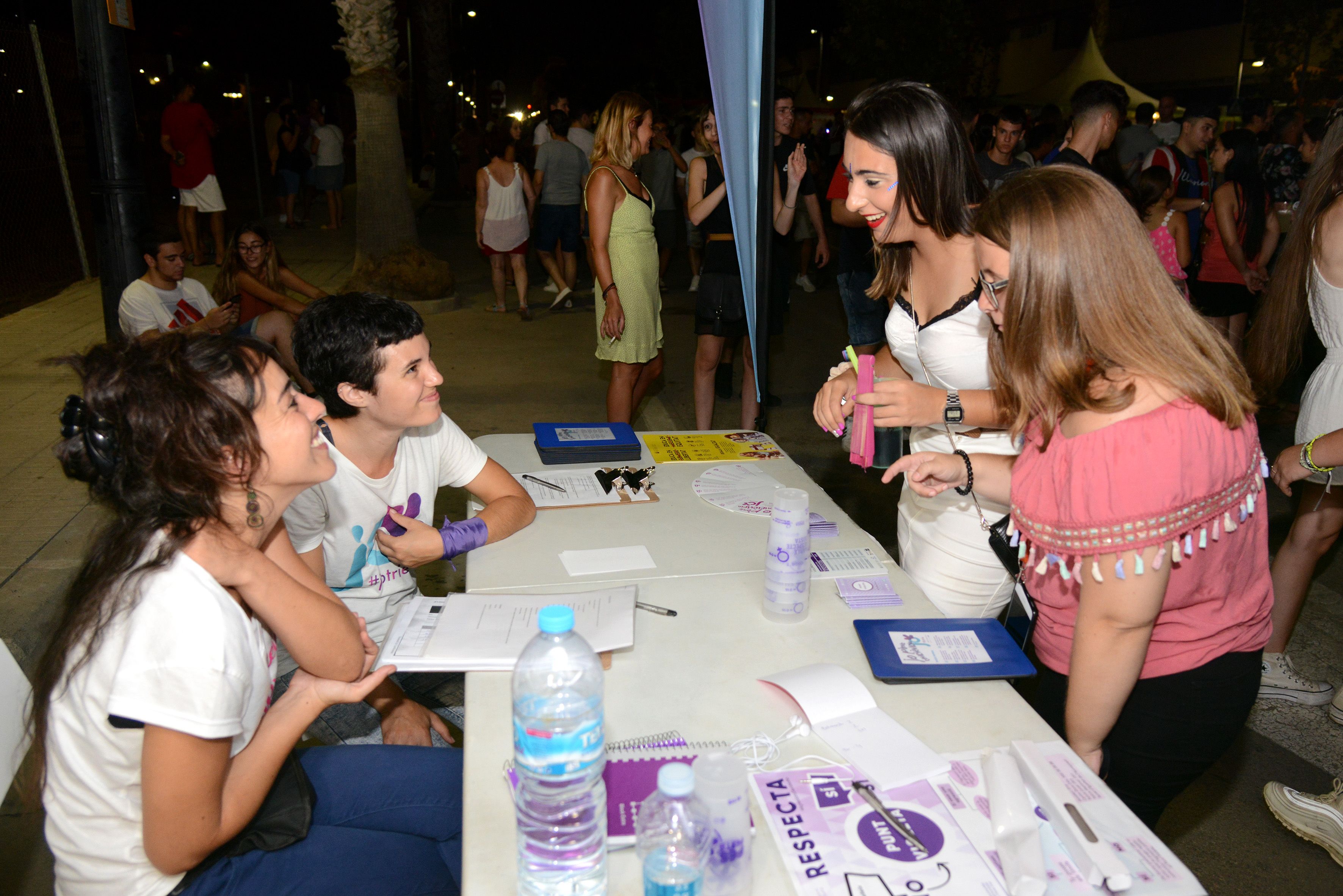 Punto violeta en las fiestas de un pueblo