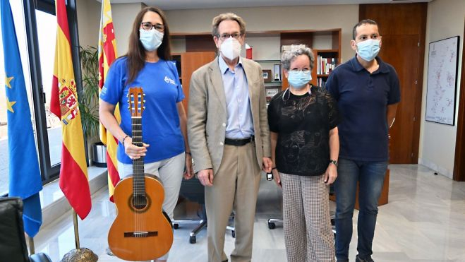 El conseller de Sanodad Miguel Mínguez amb 'Músicos por la Salud'