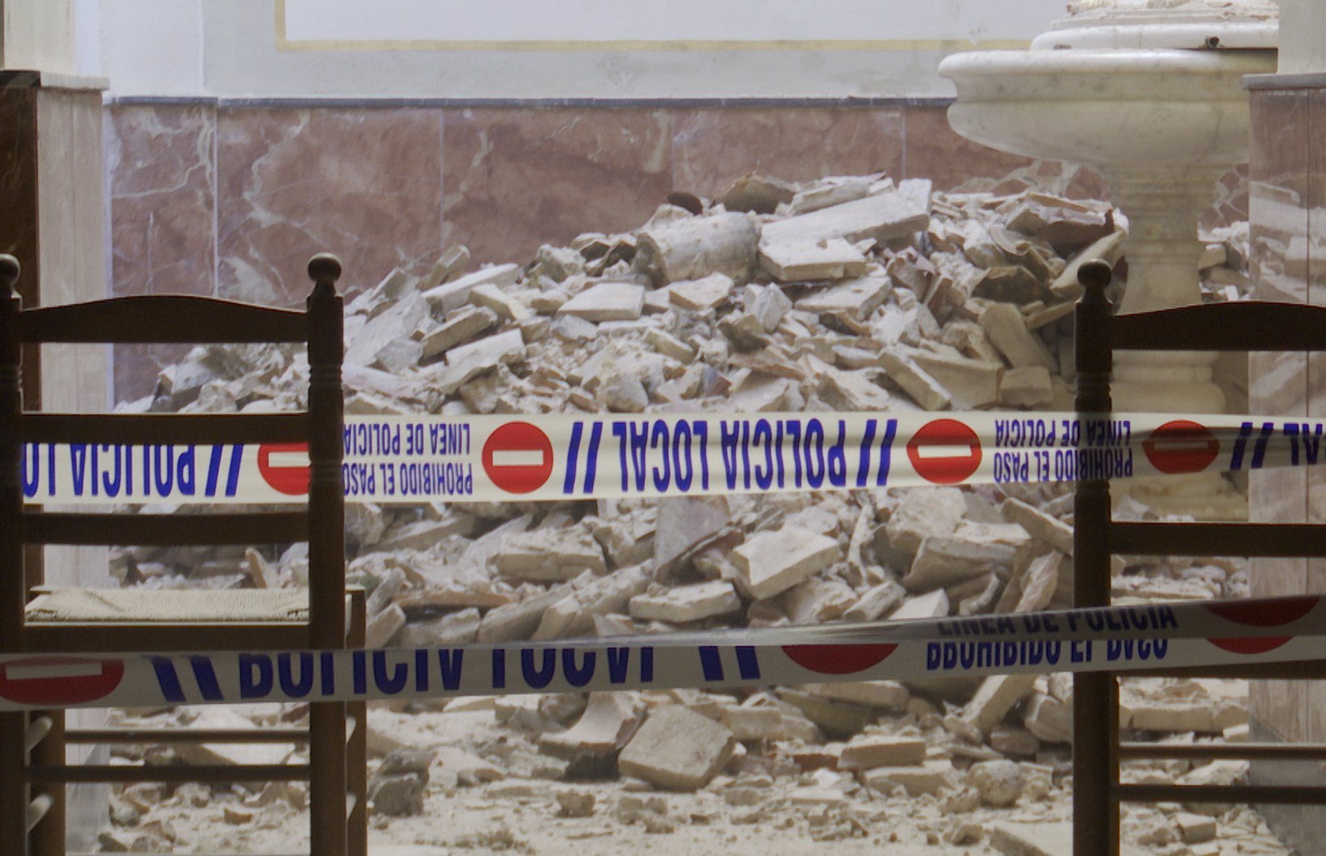Zona acotada tras el derrumbe en la iglesia parrolquial de Sollana