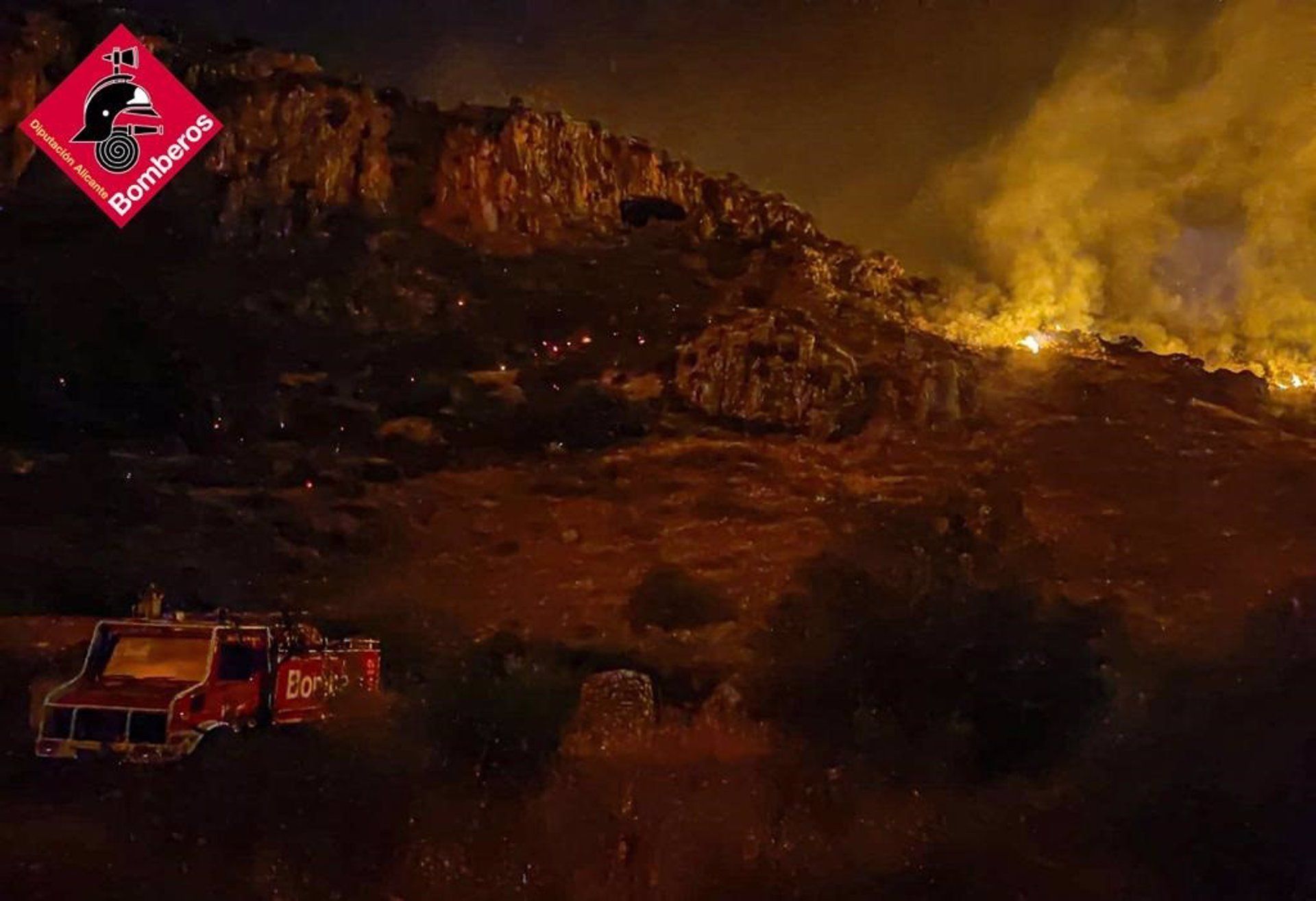 Trabajos durante la noche en el incendio de Vall d'Ebo