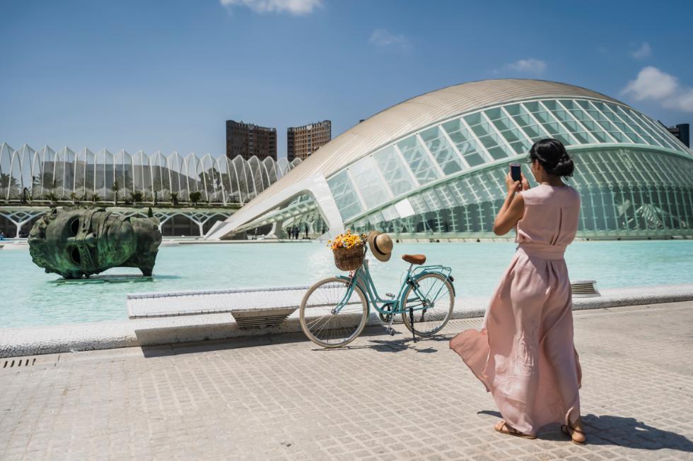 Una mujer haciendo una foto en La Ciutat de les Arts i les Ciències de València