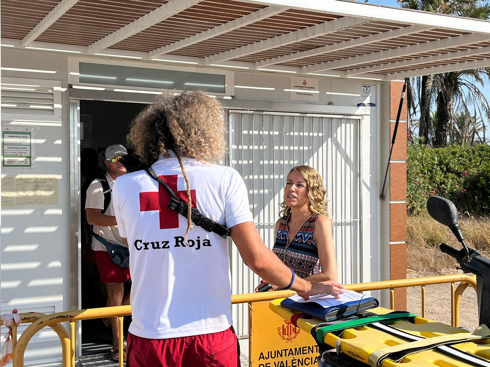 Julia Climent amb un treballador de Creu Roja