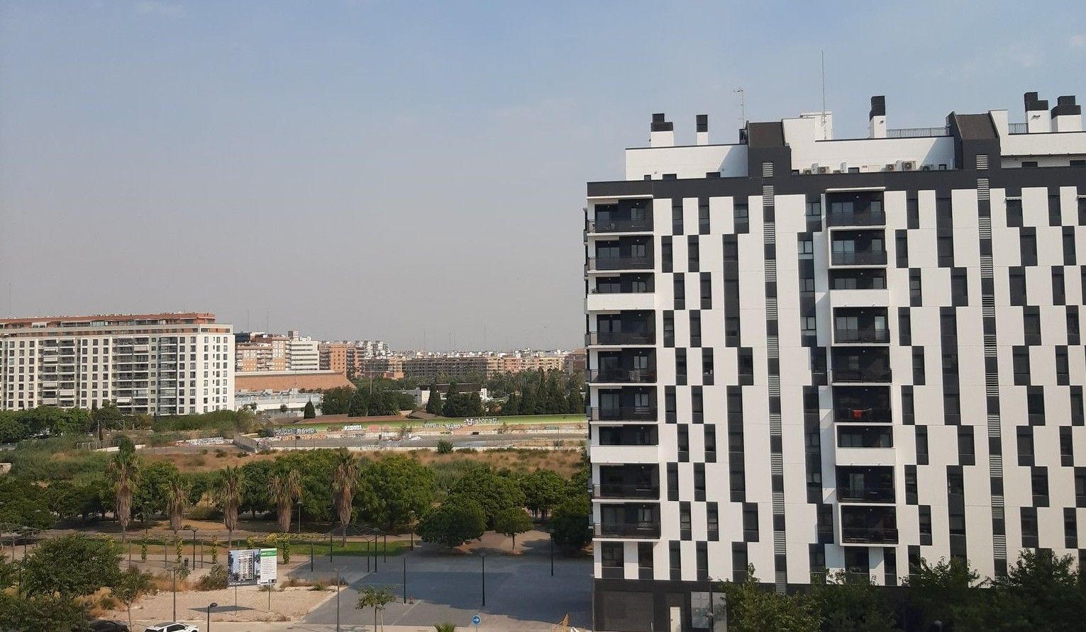 Humo procedente del incendio de Bejís visto desde València. Foto: @jaavii_023