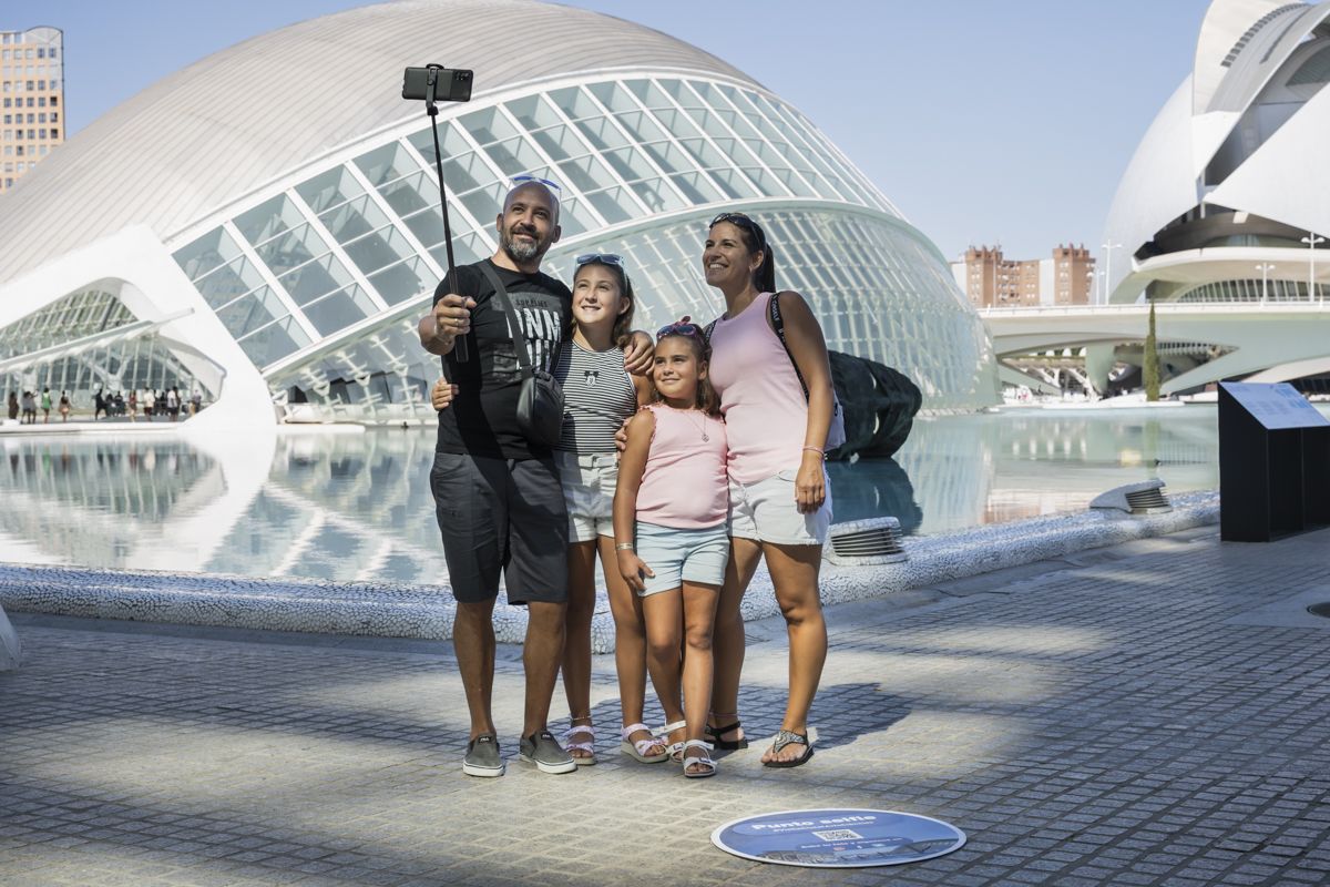 Una familia haciéndose una foto en la zona de la Ciutat de les Arts i les Ciències