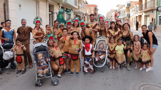 Un grup d'amics en les disfresses de Rafelbunyol