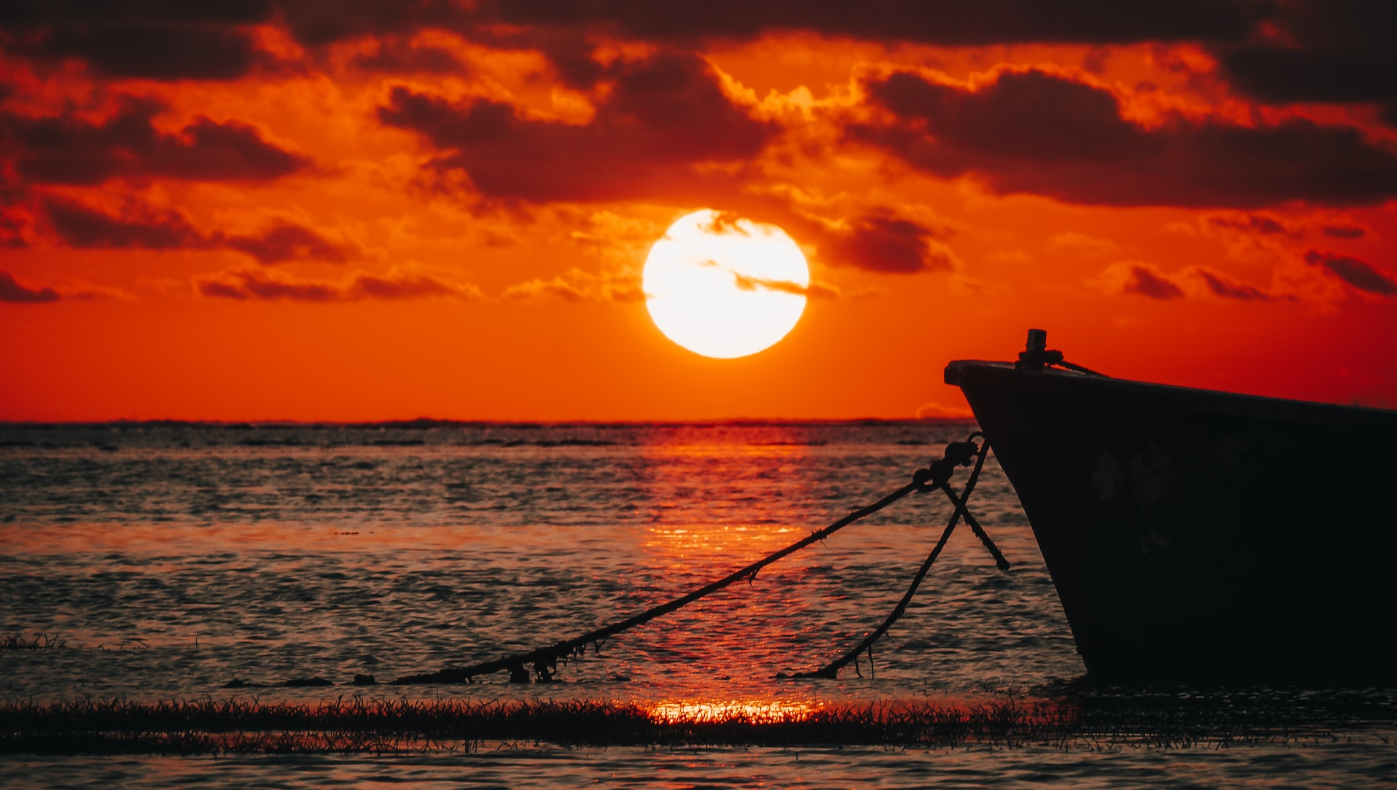 Posta de sol en una platja. Imatge de Xavier Coiffic