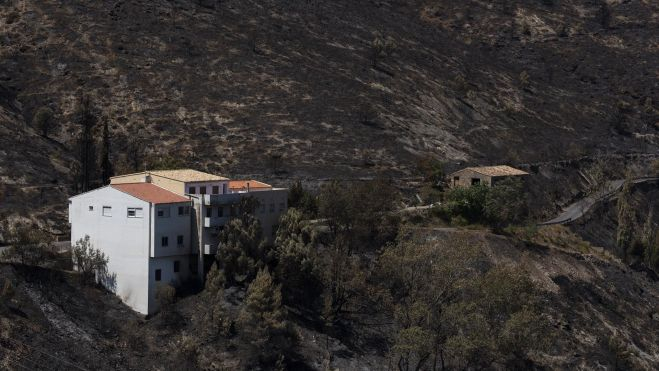 Habitatges enmig de la muntanya calcinada per l'incendi forestal de Begís