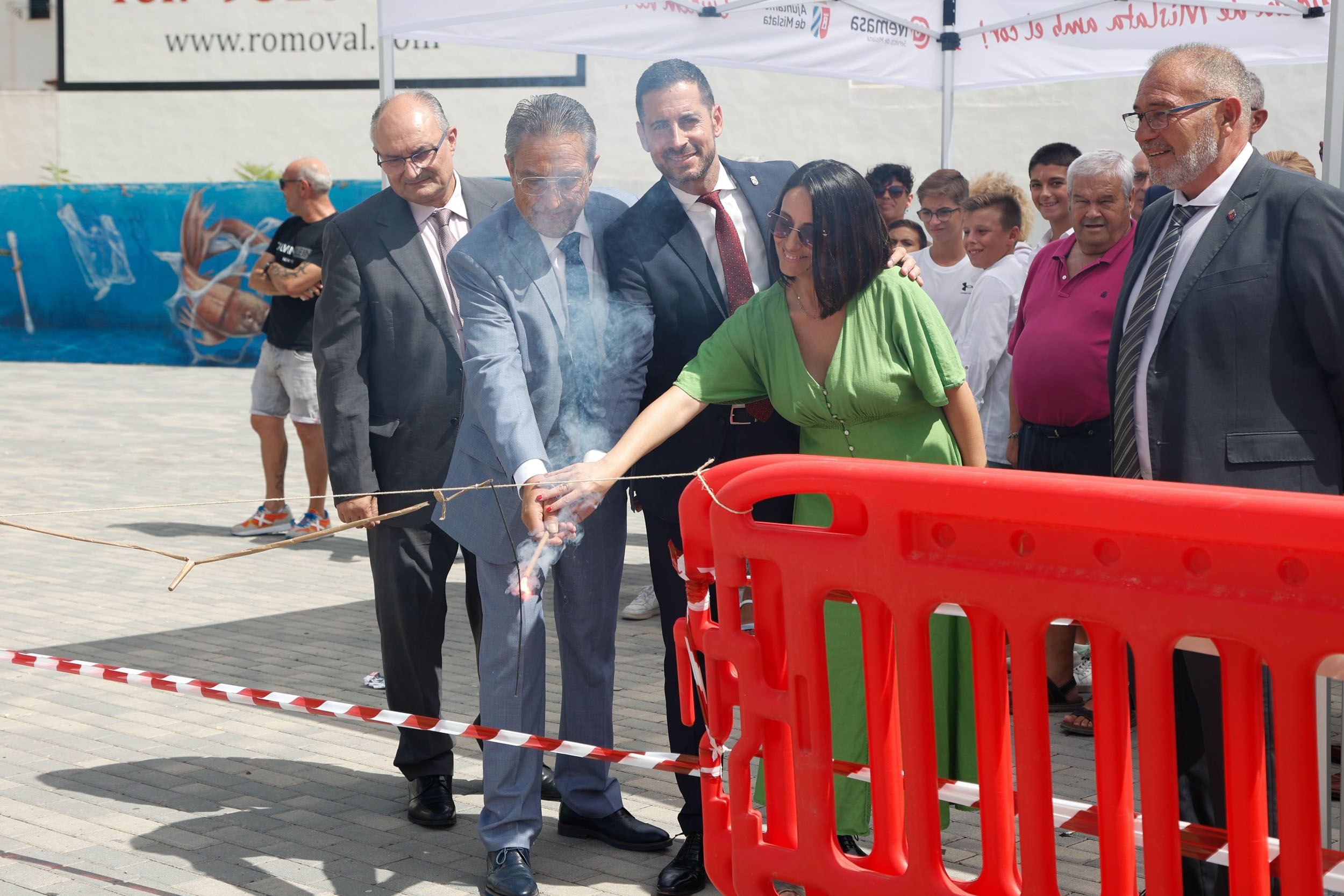 Rebeca Torró, consellera de Política Territorial, Obras Públicas y Movilidad; Carlos Fernández Bielsa, alcalde de Mislata; y Luis Latorre, presidente de la clavaría de Los Ángeles en las fiestas de Mislata