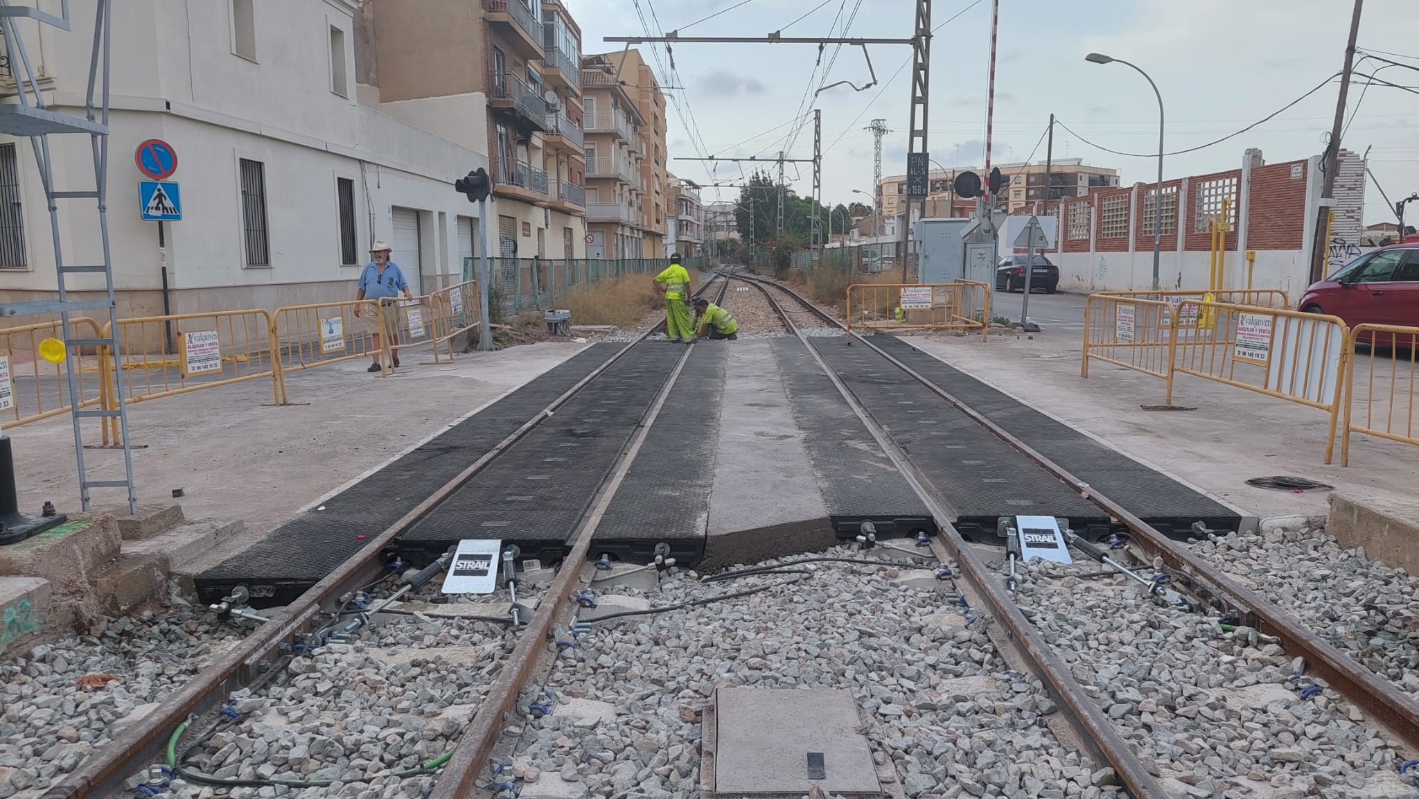 Obras en un paso a nivel de Metrovalencia