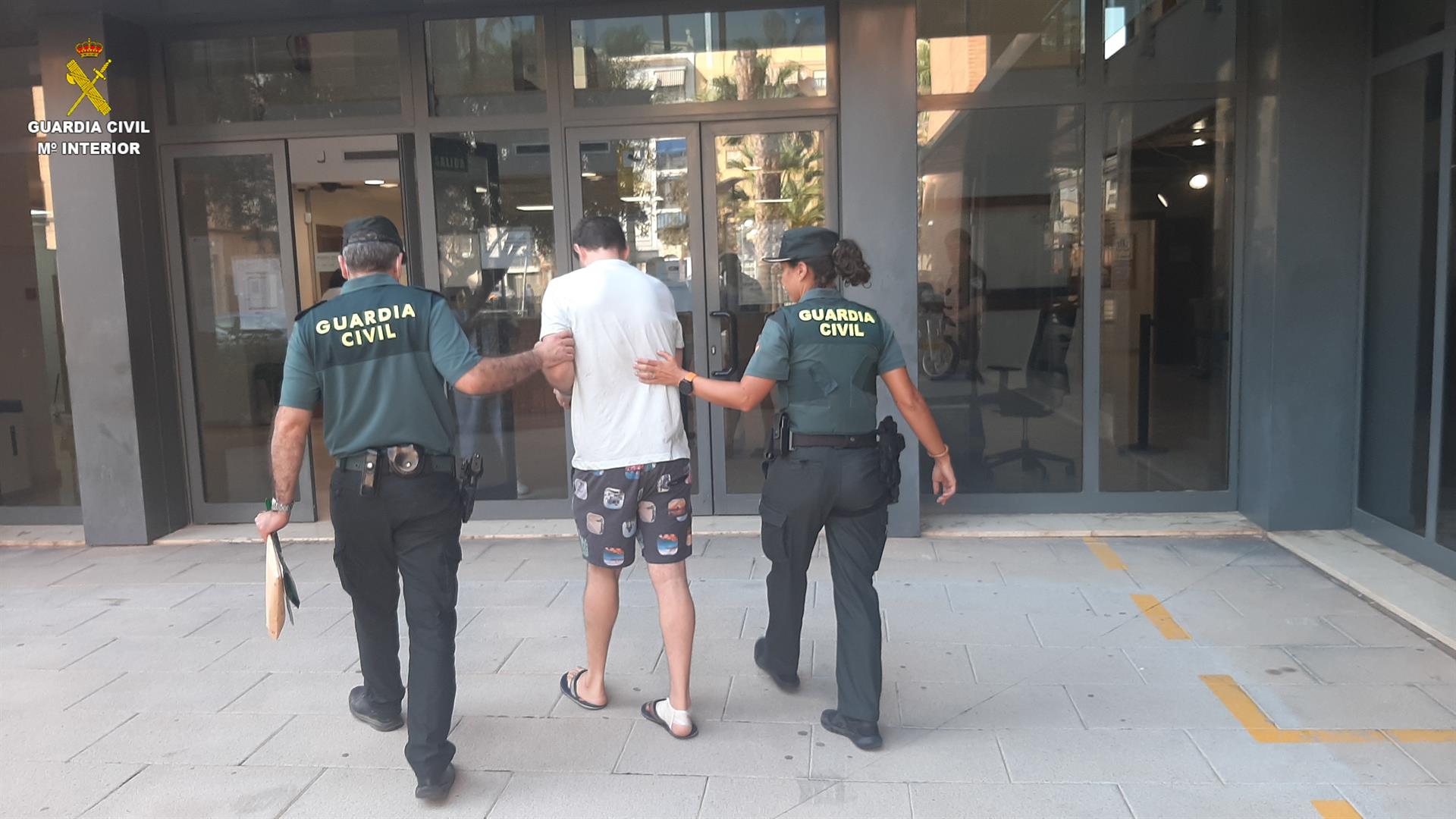 Agents de la Guàrdia Civil de València que es trobaven fora de servei han detingut en la localitat de Silla a un home que presumptament tractava de matar a la seua ex parella sentimental, de la qual tenia una ordre d'allunyament