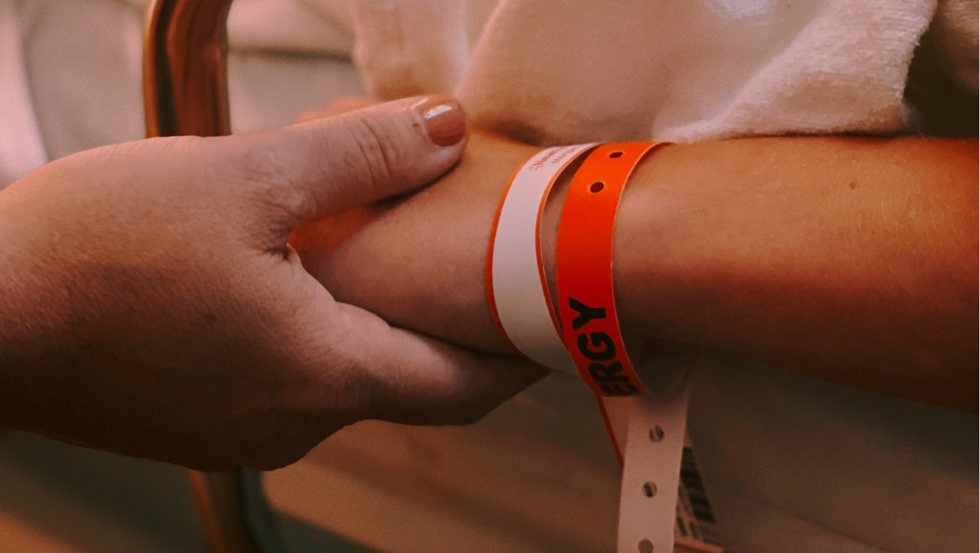 Una mare acompanya a un xiquet hospitalitzat. Foto de Jon Tyson