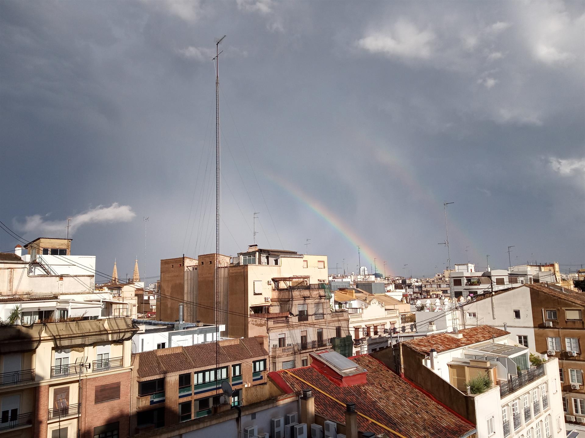 Arcoíris doble en el cielo de València tras una tormenta Arcoíris doble en el cielo de València tras una tormenta