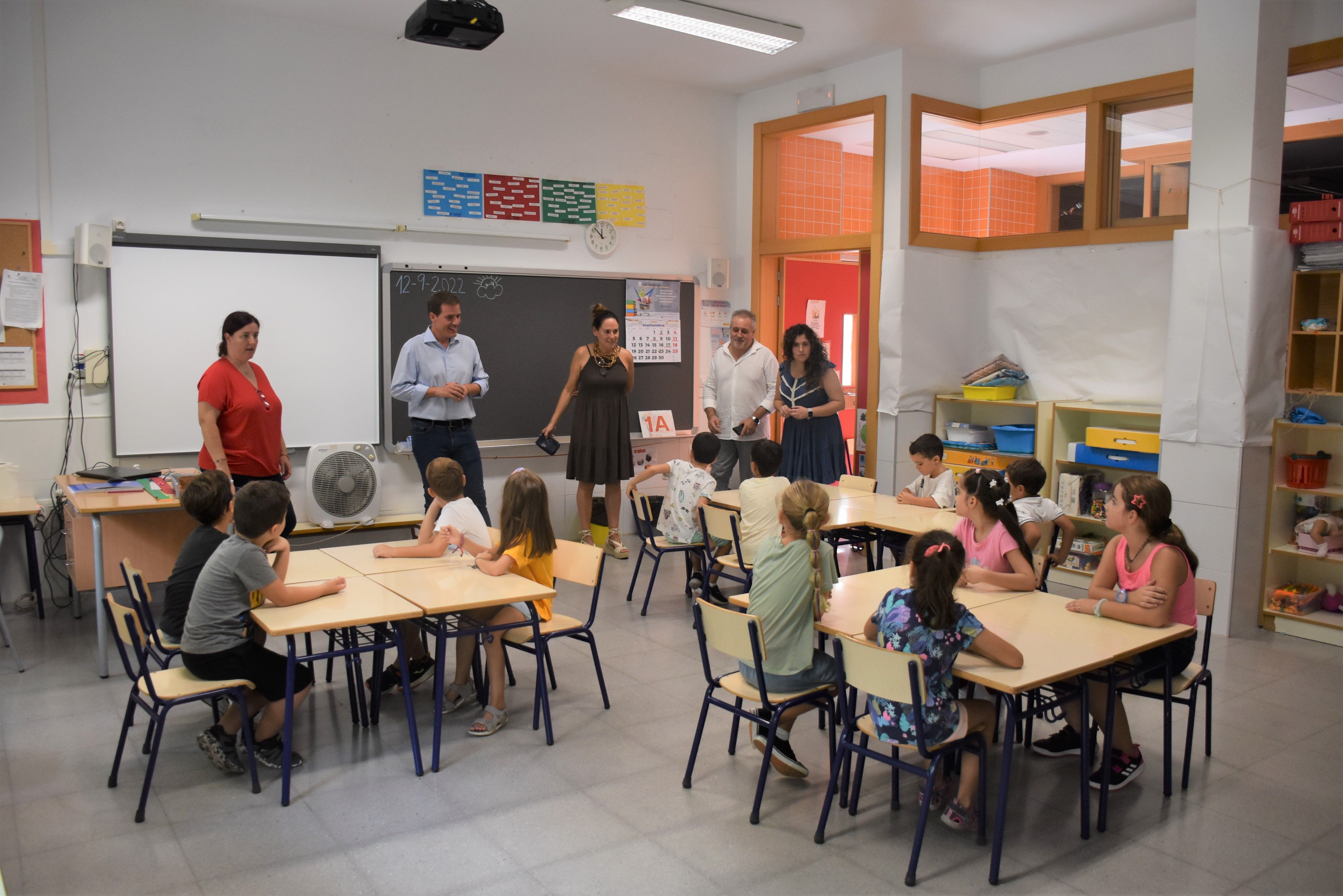 Las autoridades de Xàtiva visitan un aula con motivo del inicio del curso escolar