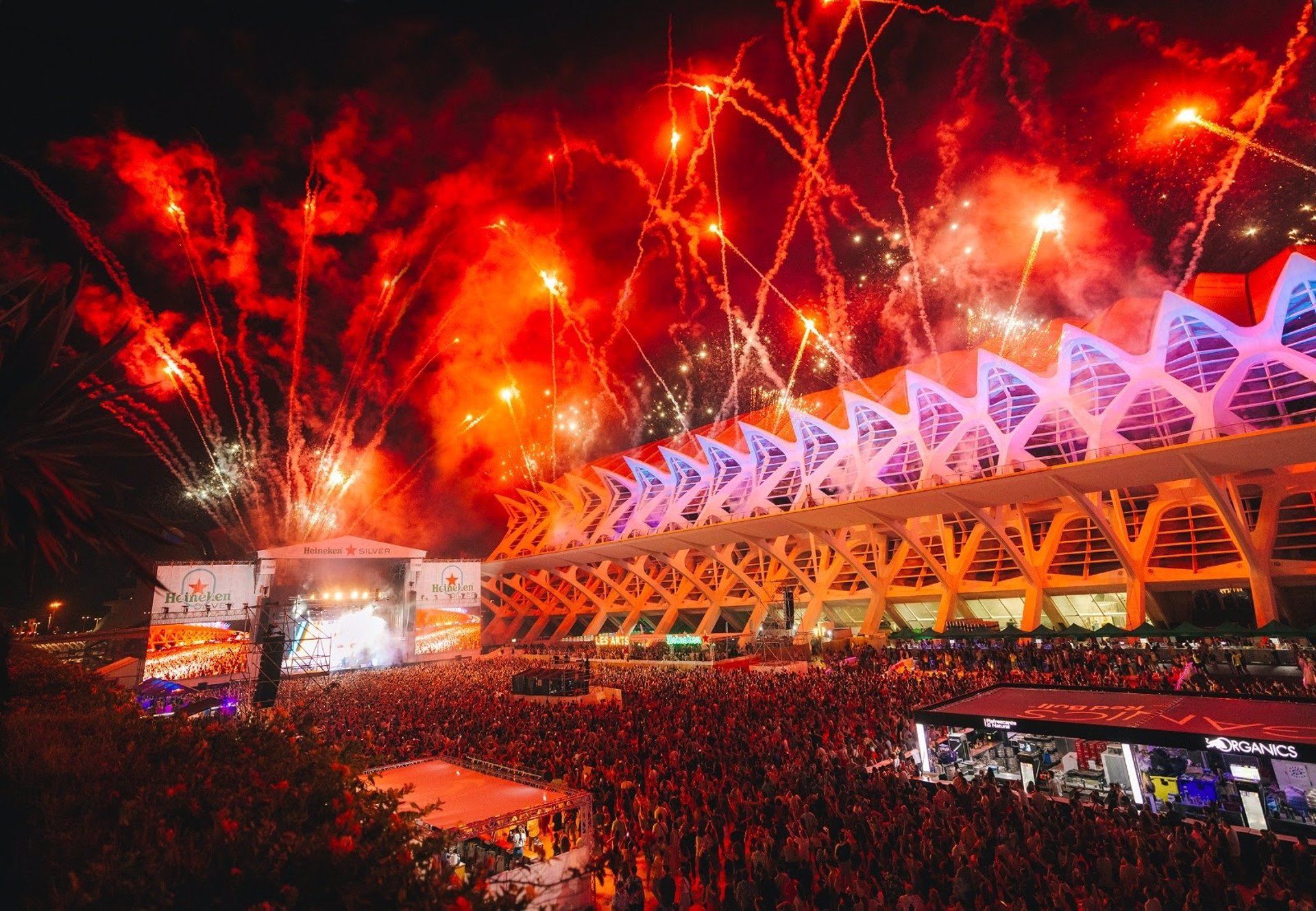 Espectacle pirotècnic en la Ciutat dels Arts durant el Festival dels Arts 2022