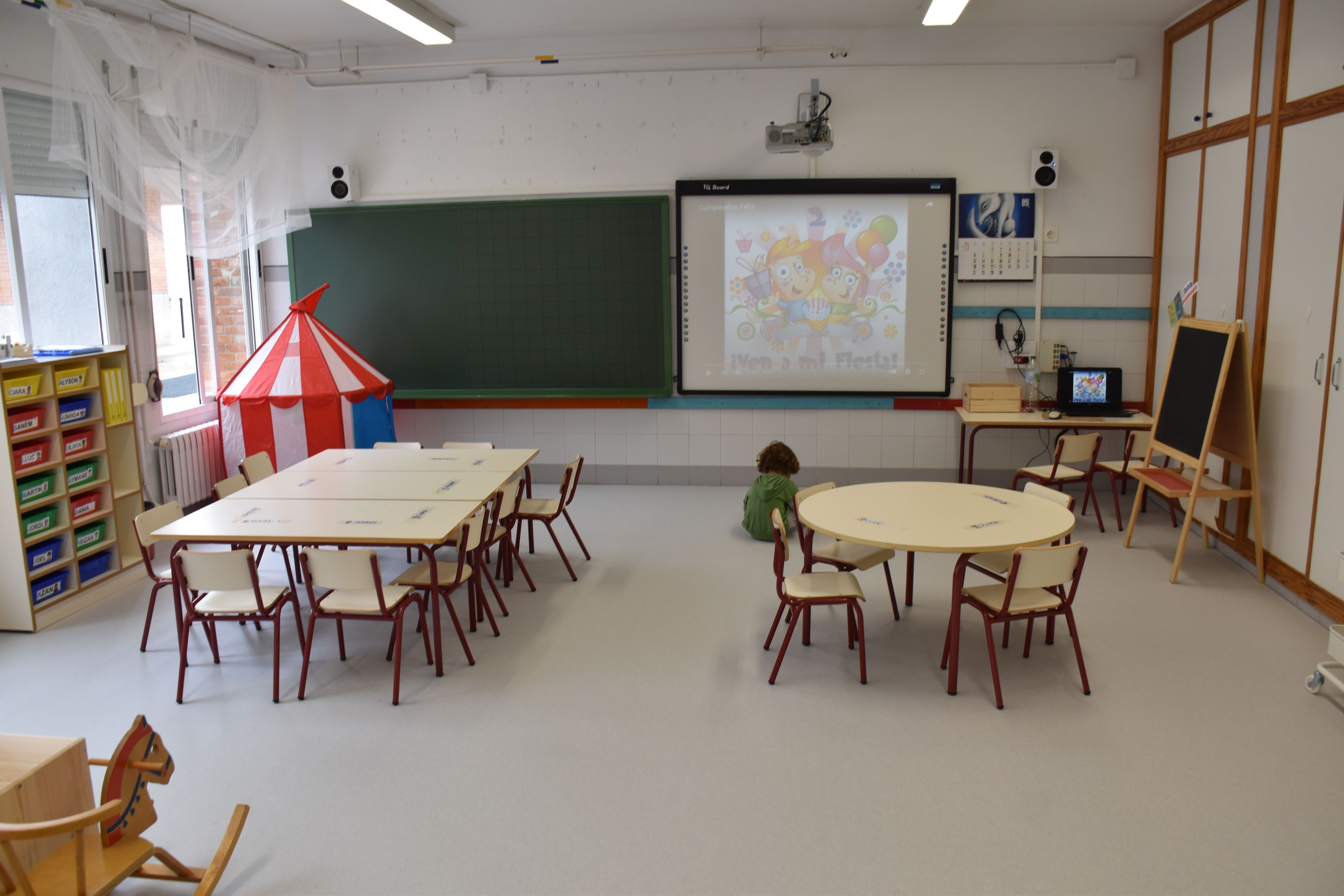 Una xiqueta en un aula d'infantil. Xec escolar 