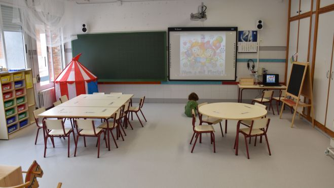 Una niña en una aula de infantil Una niña en una aula de infantil