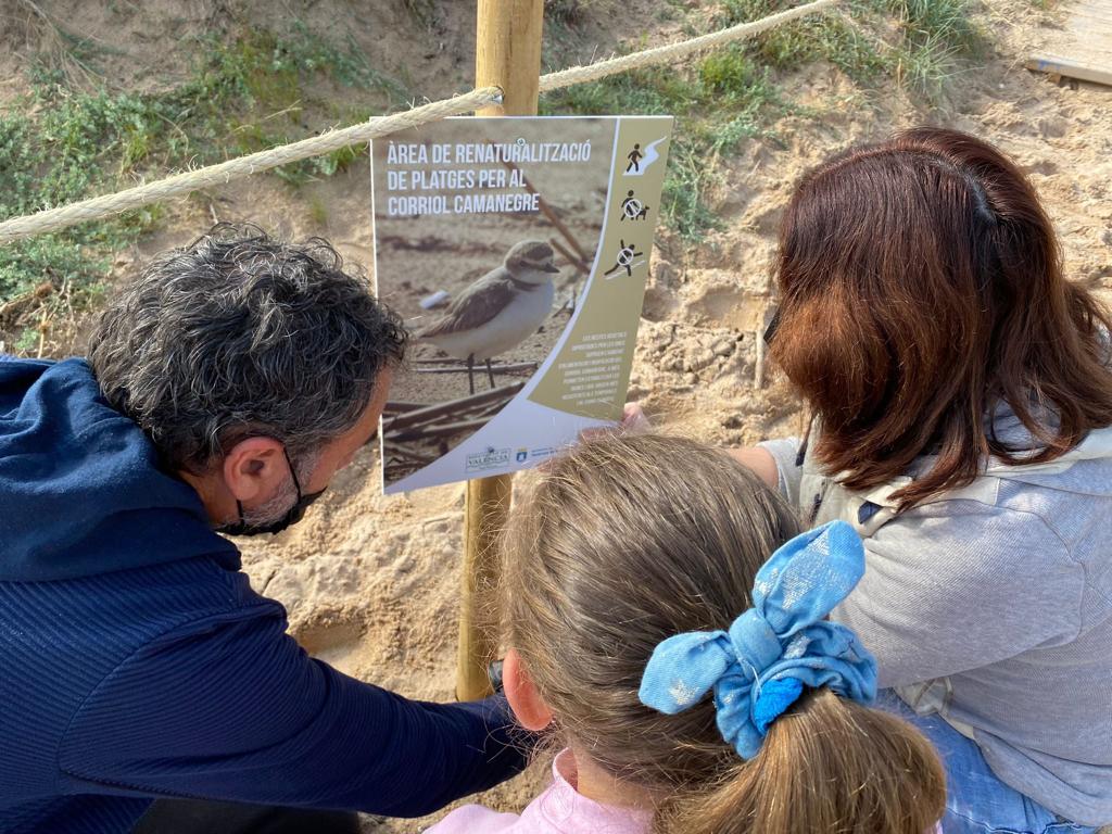 Una familia visita el hábitat del chorlitejo patinegro