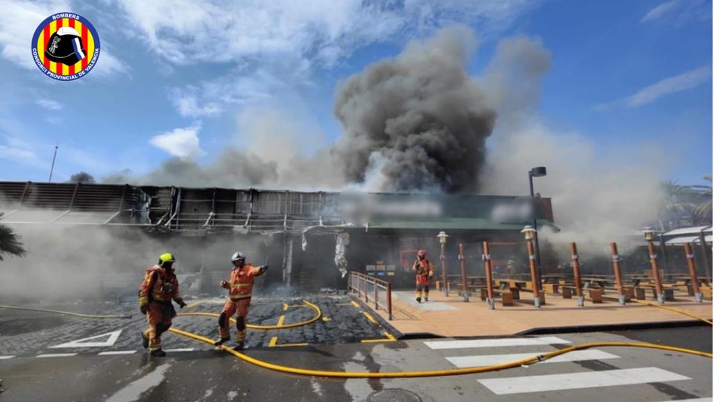Extinció de l'incendi declarat en una hamburgueseria de Bonaire Extinció de l'incendi declarat en una hamburgueseria de Bonaire