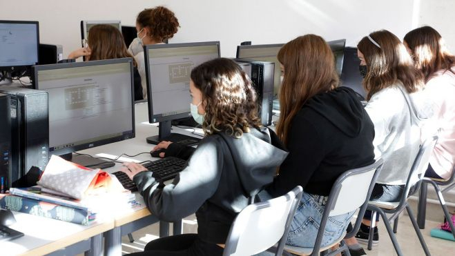 Un grup de joves estudia amb uns ordinadors