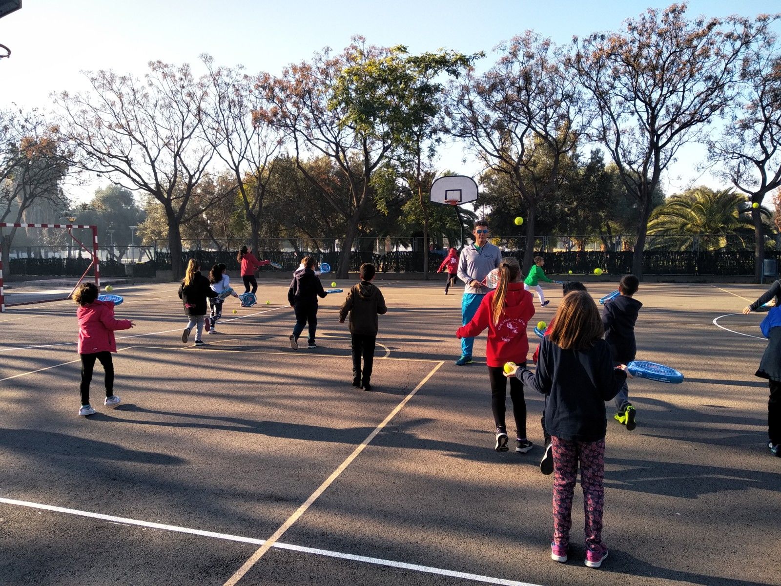 Un grupo de alumnos y alumnas practican educación física en un colegio