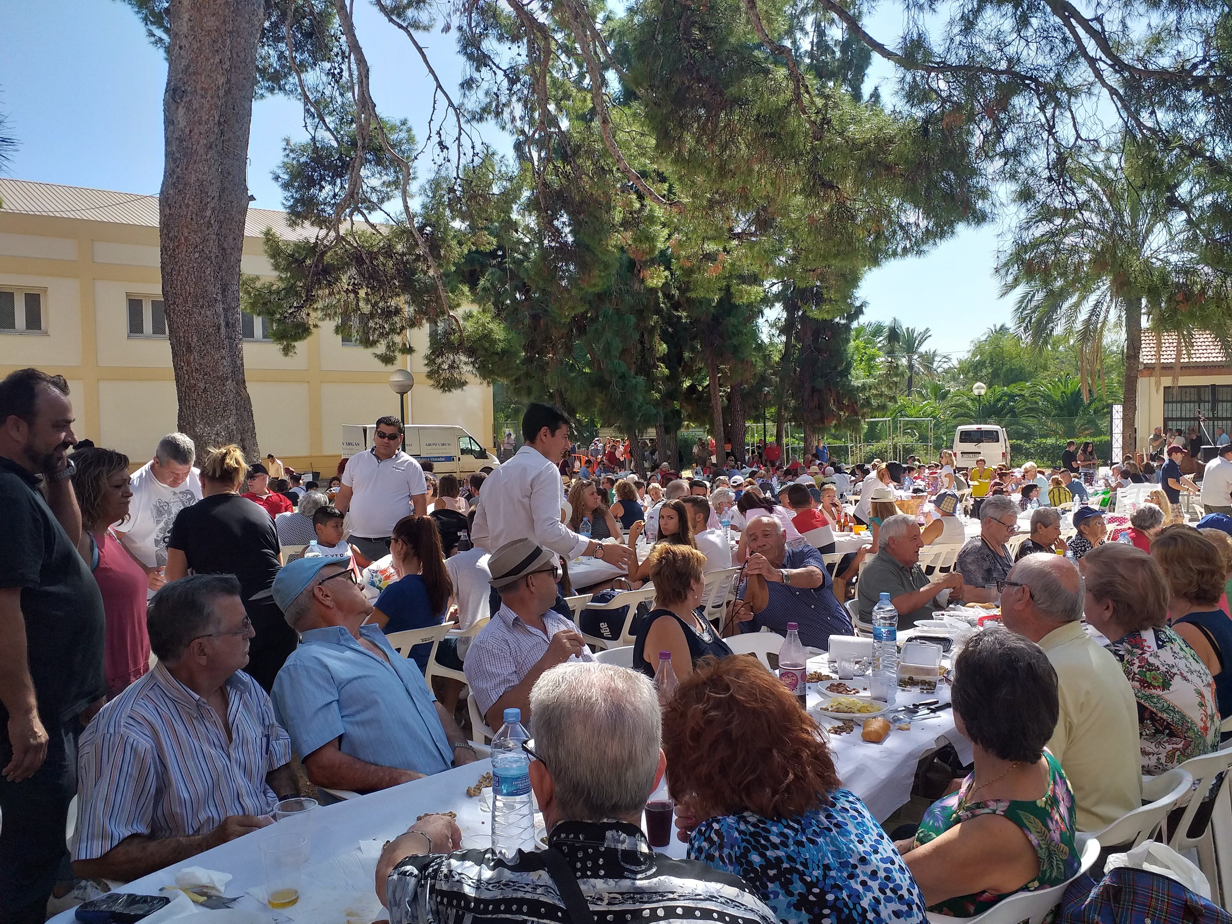 Calderas de 'arròs amb fessols i naps' en la Pinada de la Casa de Cultura de Burjassot