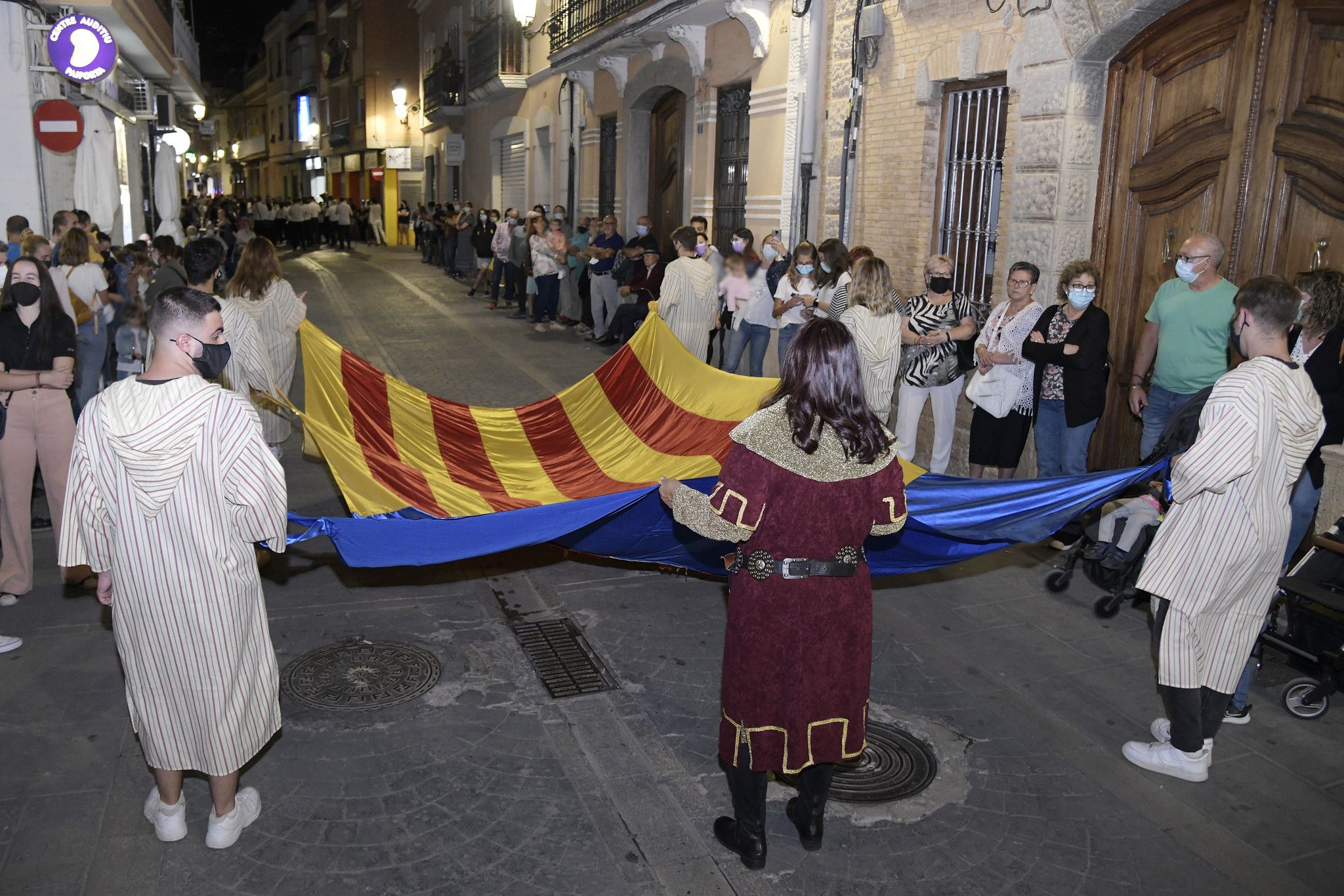 Desfile de la Junta Coordinadora de Moros y Cristianos y Portadores de Sant Roc en las calles de Paiporta