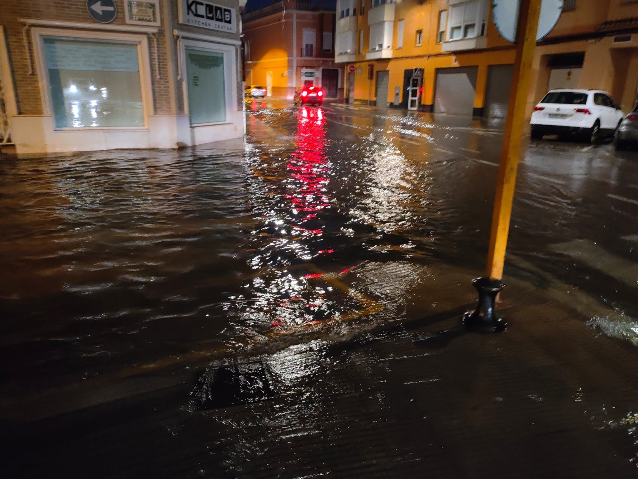Una calle de Carcaixent inundada. Imagen de @ferrandalmau78