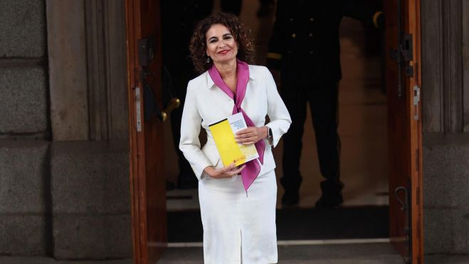 La ministra d'Hisenda, María Jesús Montero, posa amb 'el llibre groc' abans de presentar el Projecte de Llei dels Pressupostos Generals de l'Estat per a 2023