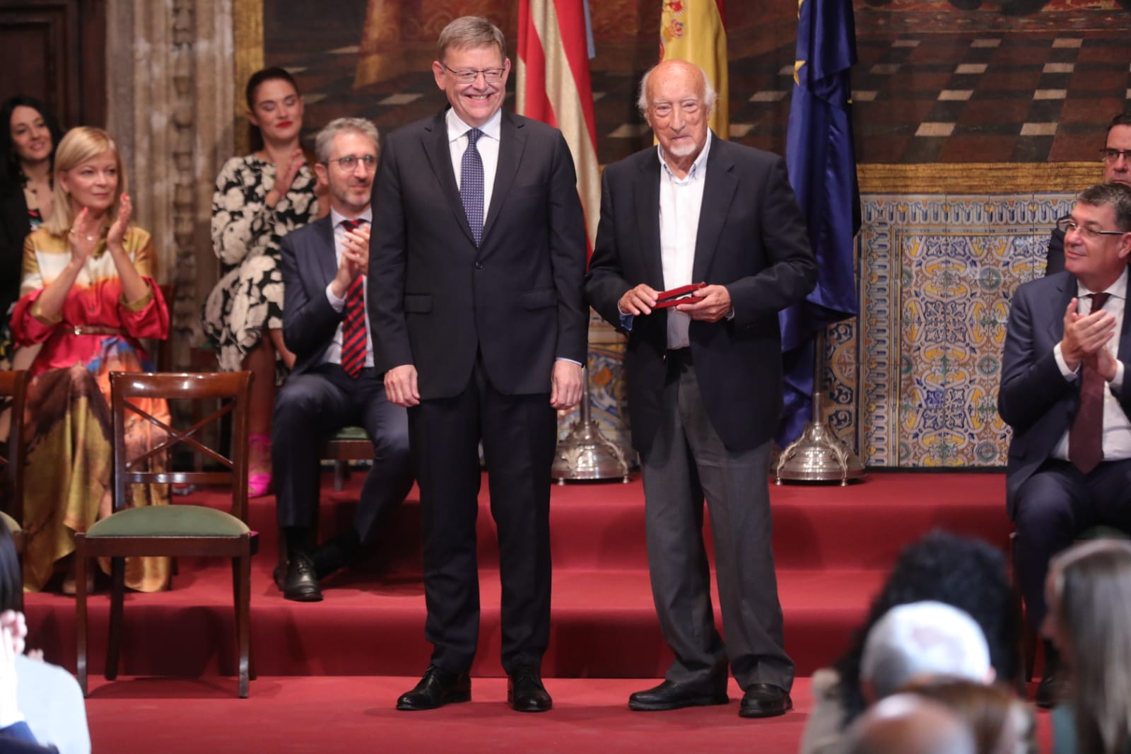 Lliurament d'una de les distincions pel 9 d'Octubre a Miguel Vicent