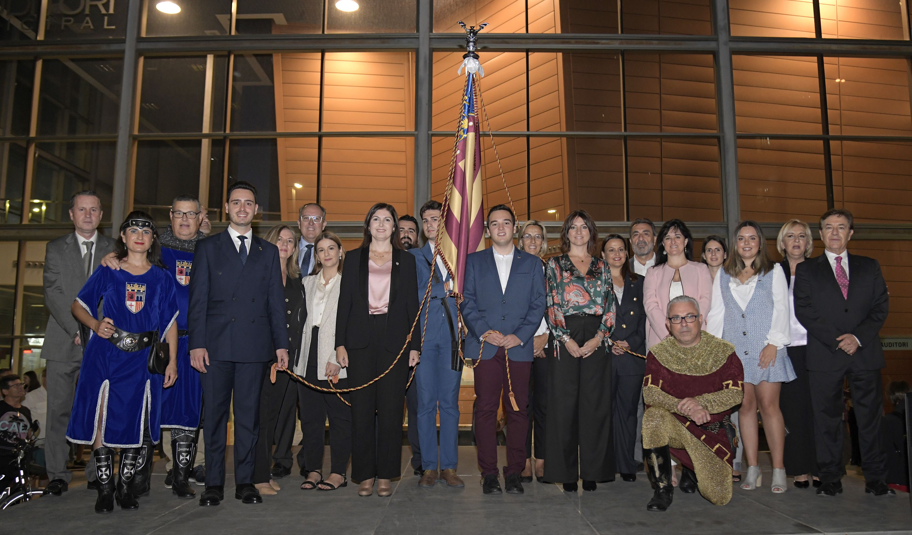 La corporación municipal de Paiporta con la Senyera 