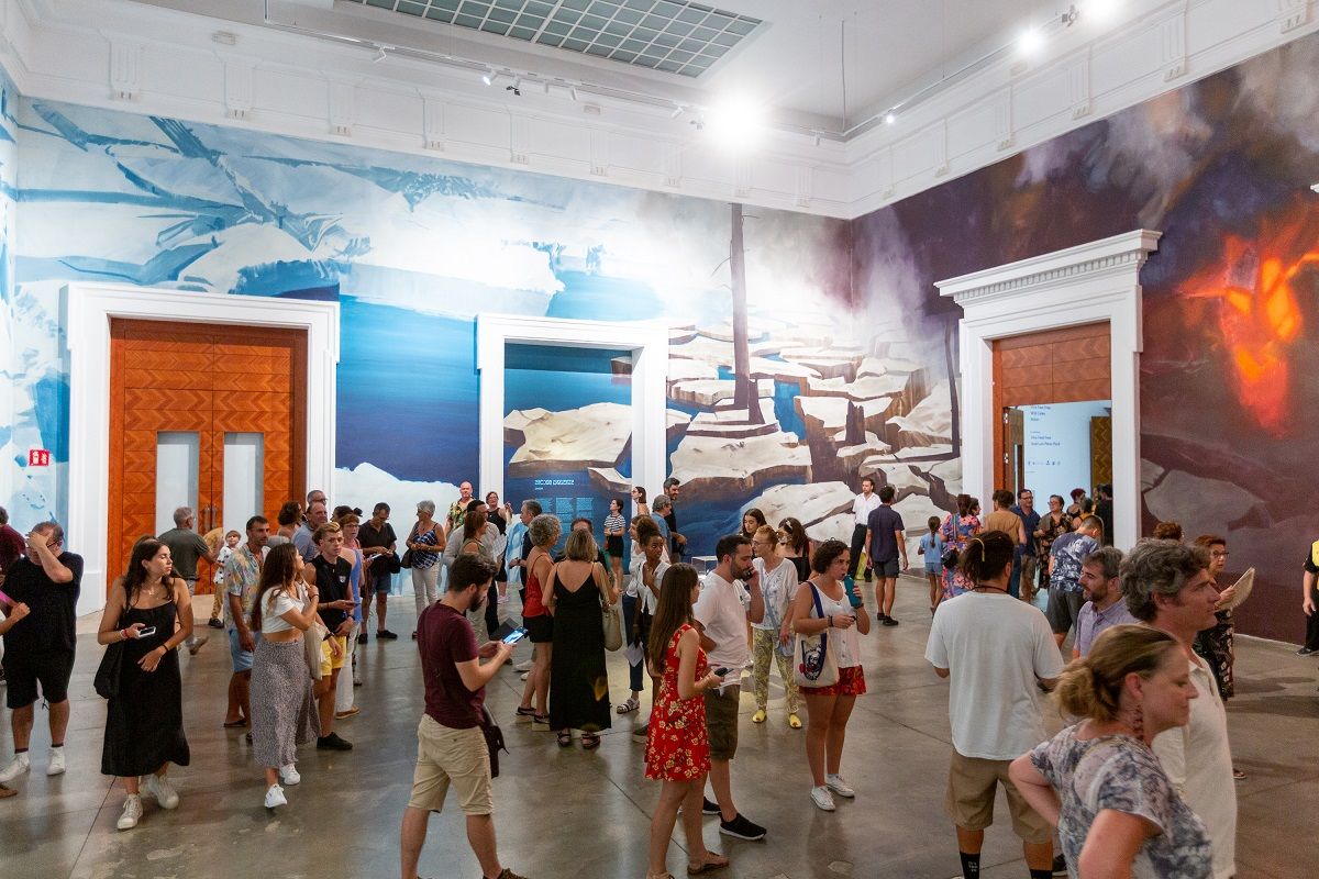 La Sala Ferreres-Goerlich del Centre del Carme, repleta de visitantes durante la exposición "Emergency on Planet Earth"