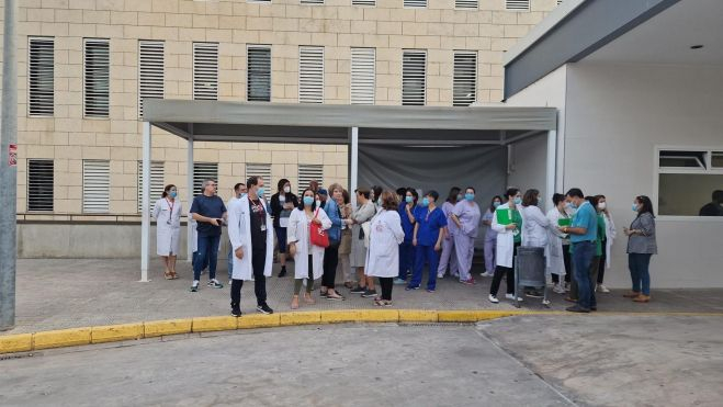 Protesta d'UGT a les portes de l'Hospital de La Ribera