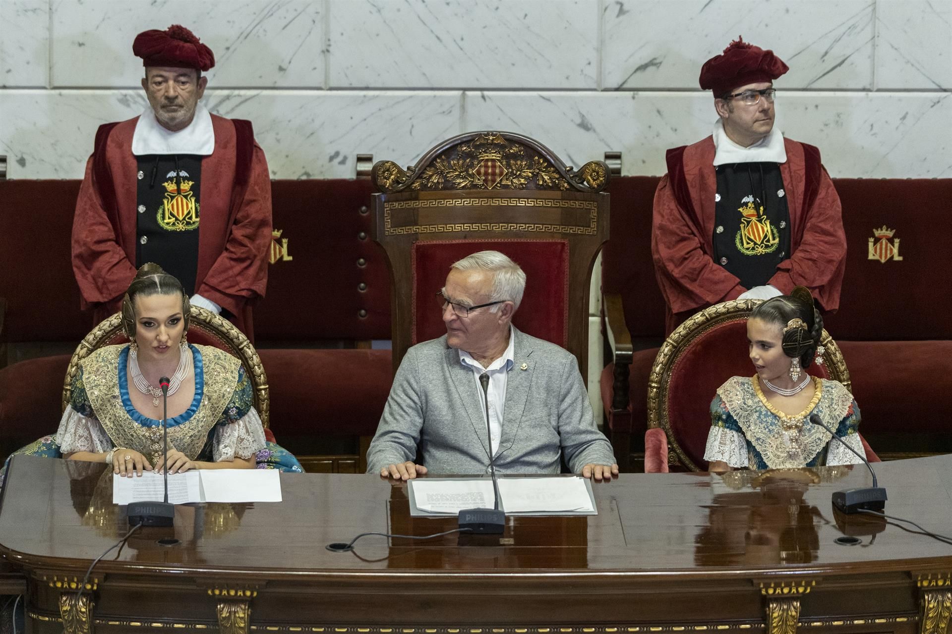 L'alcalde Joan Ribó i les Falleres Majors de València 2023, Laura Mengó i Paula Nieto, durant l'acte de la proclamació