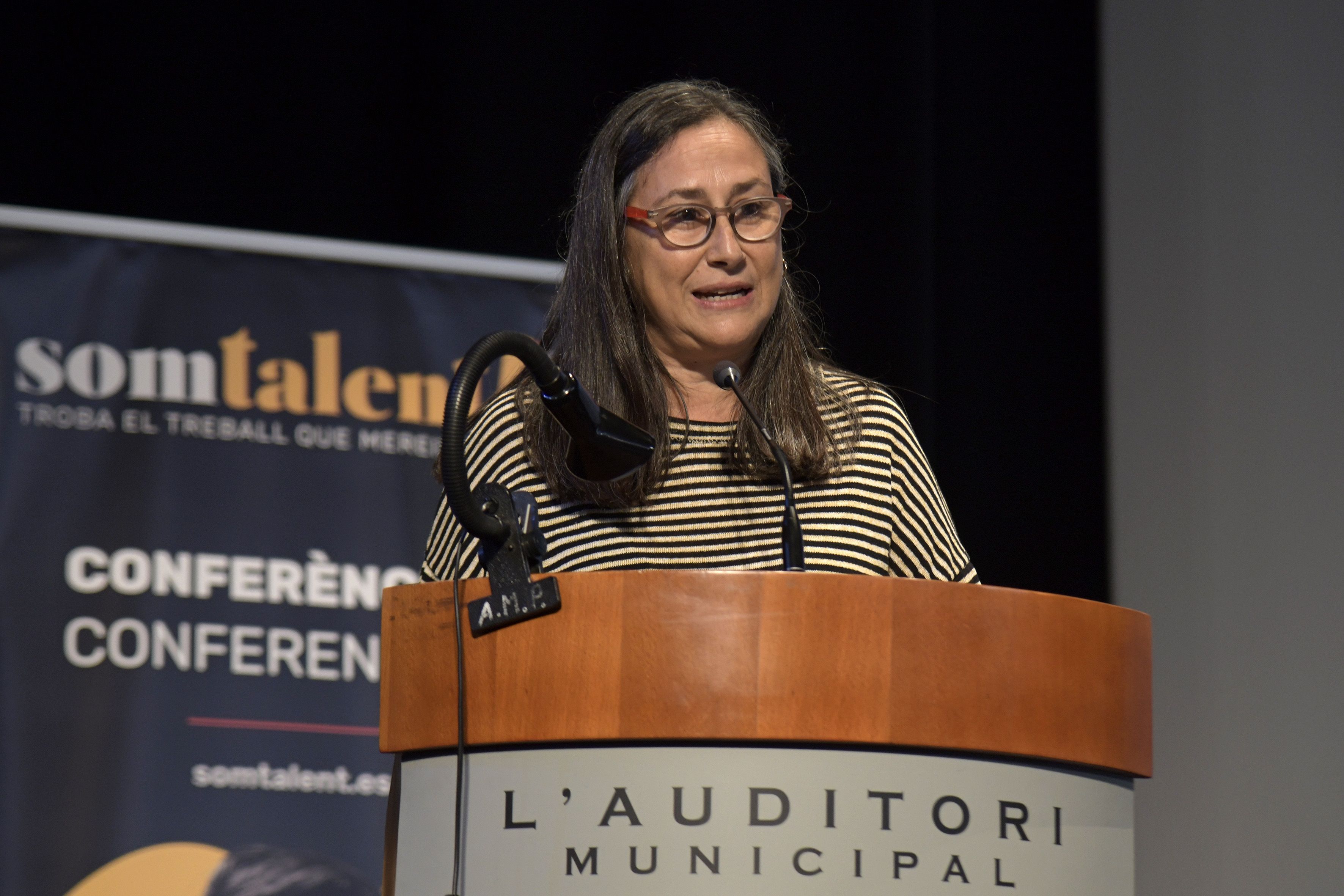 La concejala de Economía, Empleo y Comercio en el auditorio municipal de Paiporta