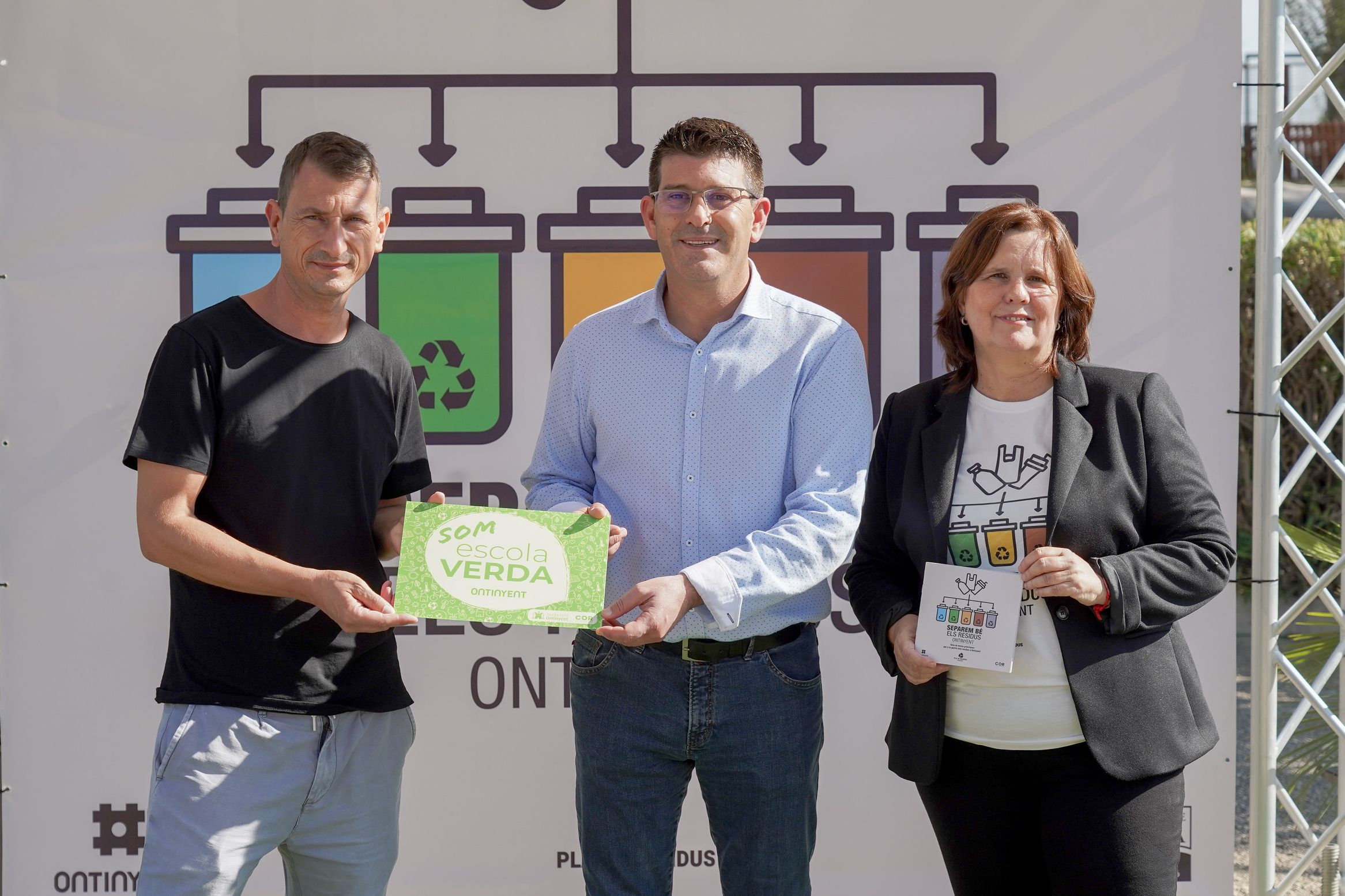 L'alcalde, Jorge Rodríguez, i el director del CEIP Bonavista d'Ontinyent, Kike Molina, junt a la regidora de Sostenibilitat, Sayo Gandia
