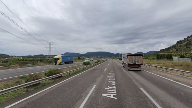 Autopista AP-7 a la altura de la ciudad de Sagunt Autopista AP-7 a la altura de la ciudad de Sagunt