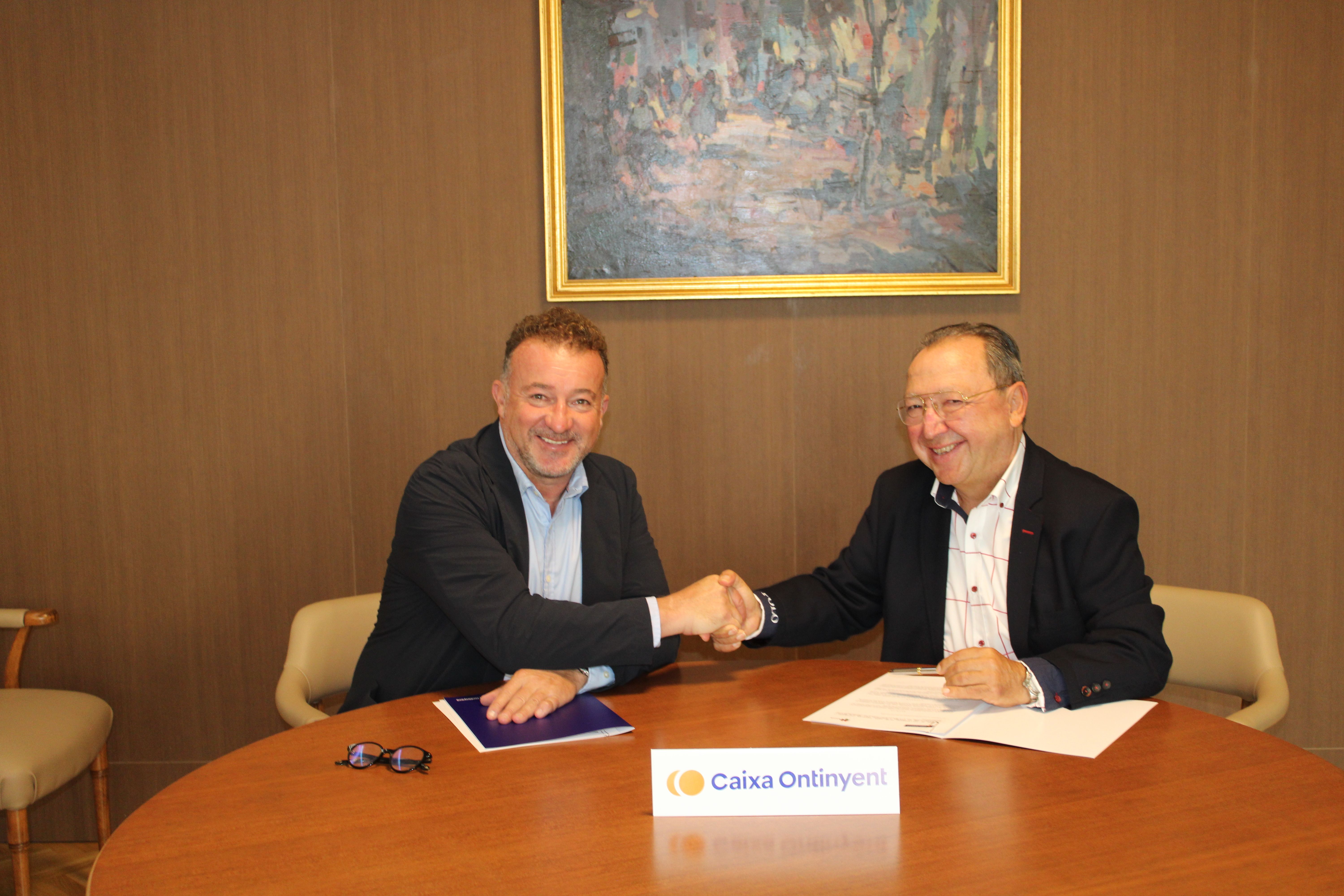 Presidente de Caixa Ontinyent, José Pla, y el presidente de ADIEM, Vicente Sanchis