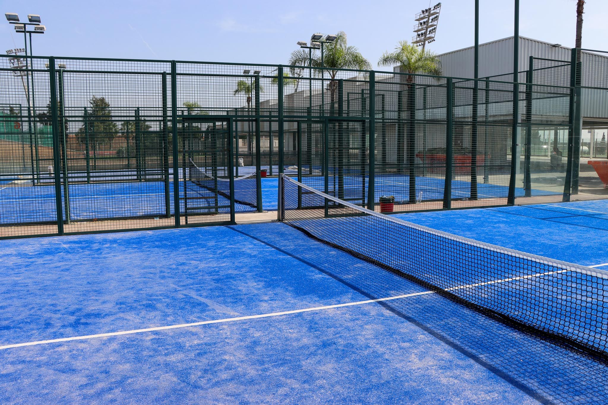 Una de las pistas de pádel renovadas en Torrent