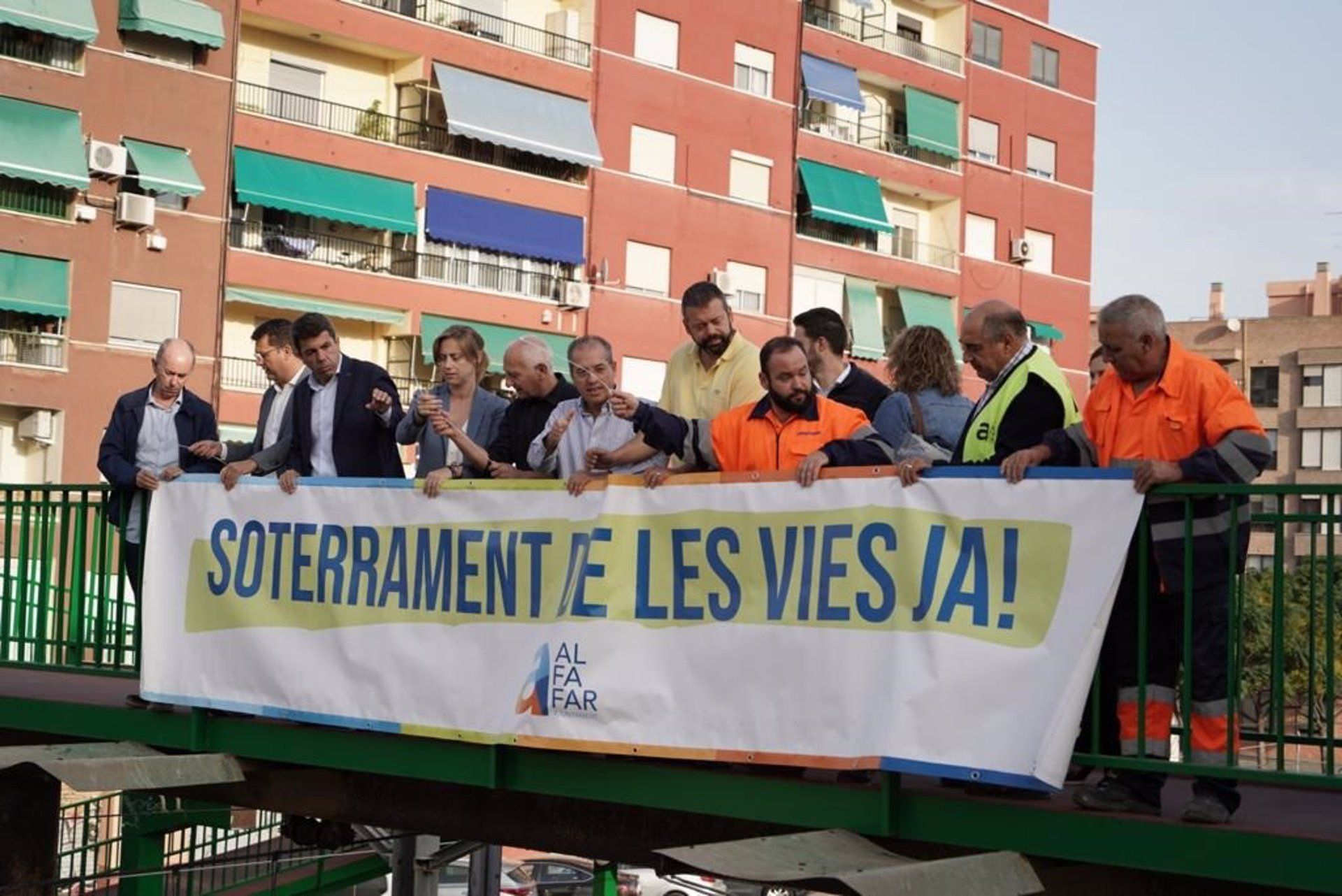 Pancarta que reivindica el soterrament col·locada sobre les vies del tren a Alfafar 