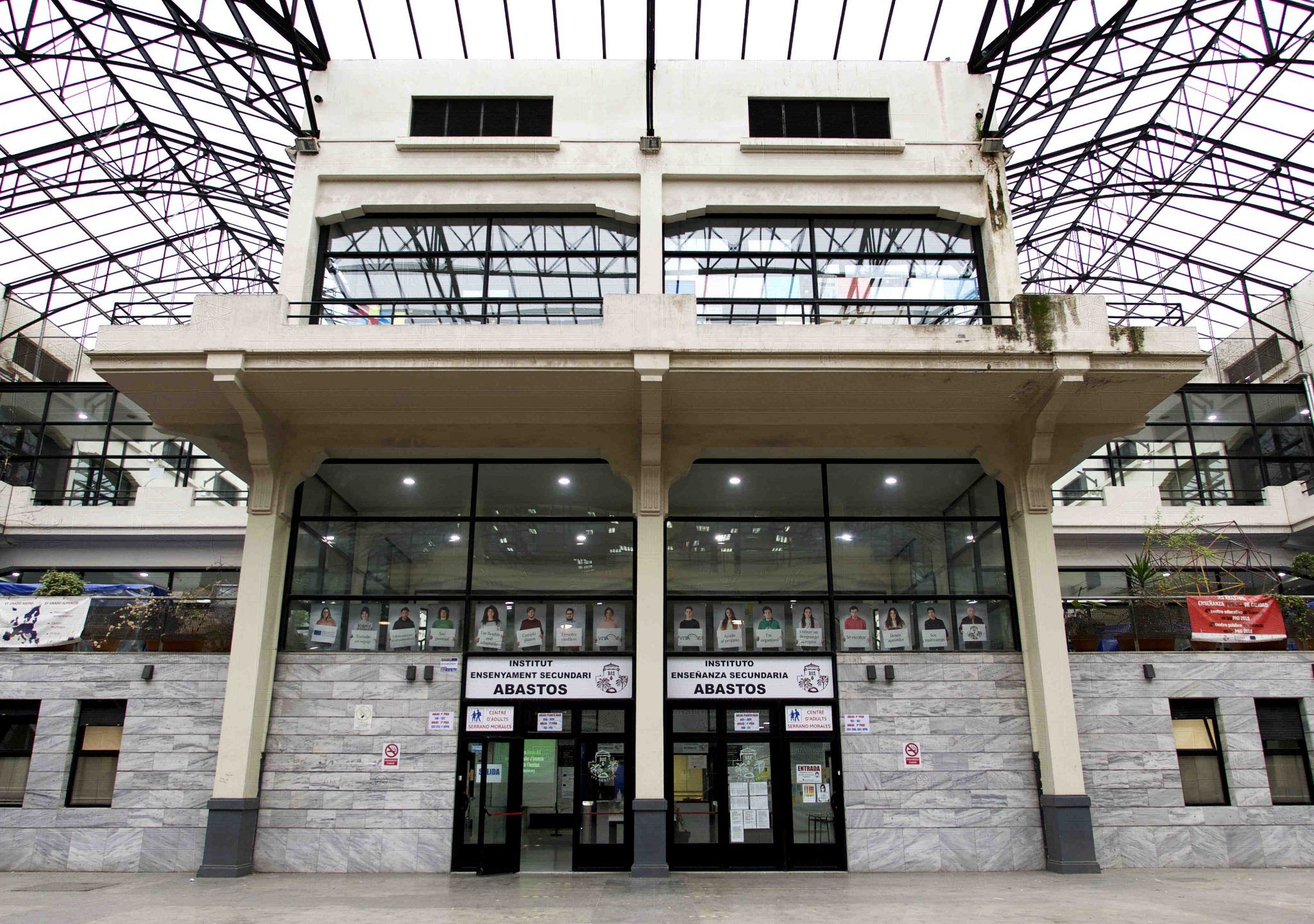 Entrada del IES Abastos