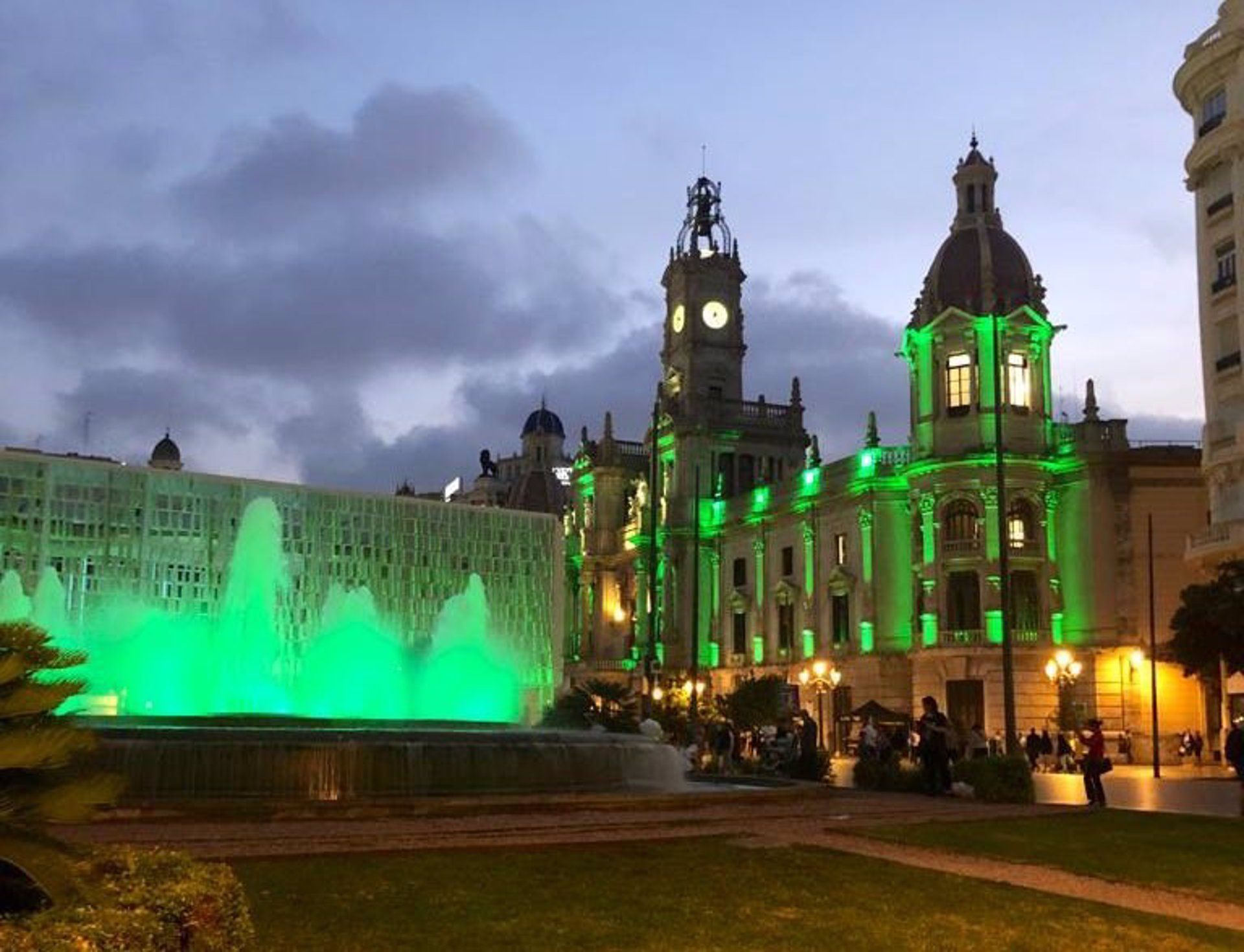 La fuente de la plaza del Ayuntamiento de València se ilumina de verde con motivo de la designación de la ciudad como Capital Verde Europea 2024