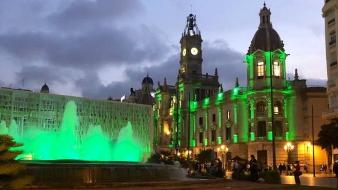 La fuente de la plaza del Ayuntamiento de València se ilumina de verde con motivo de la designación de la ciudad como Capital Verde Europea 2024