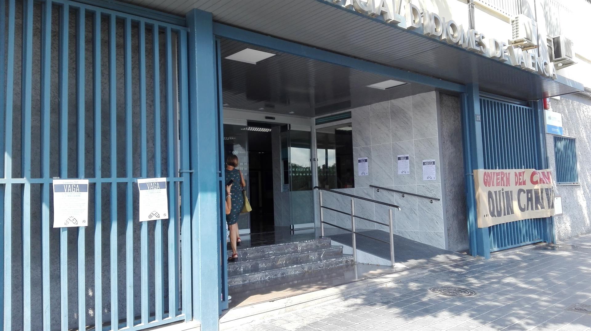 Porta d'entrada d'una Escola Oficial d'Idiomes de València