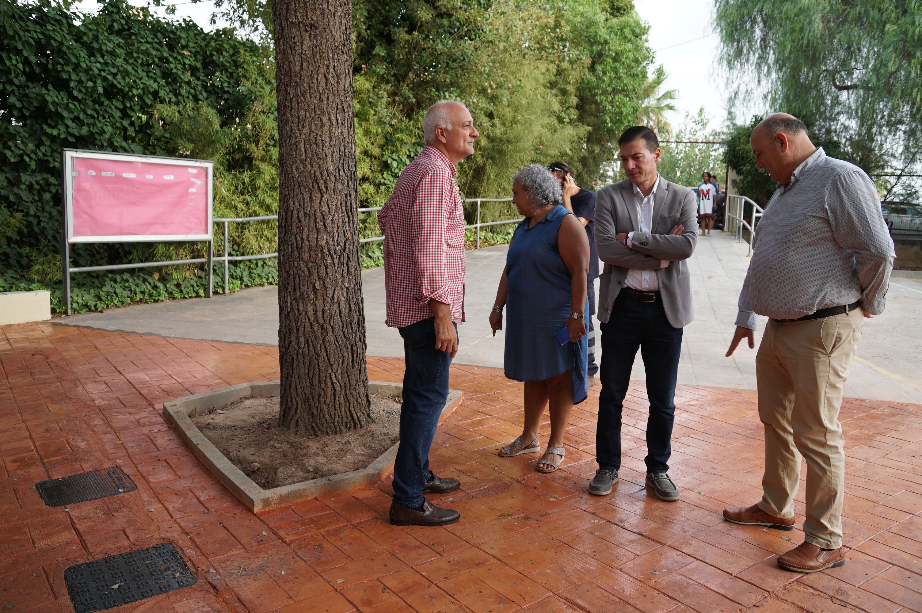 Inspecció de les autoritats municipals de Burjassot en els centres educatius