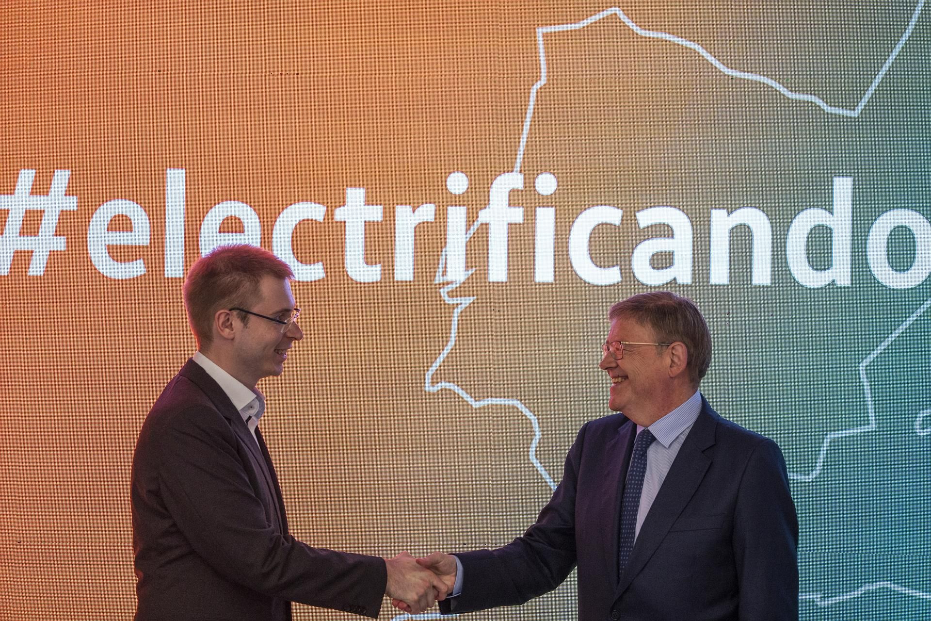 El president de la Generalitat, Ximo Puig, da la mano al Jefe de Operaciones de PowerCo, Sebastian Wolf