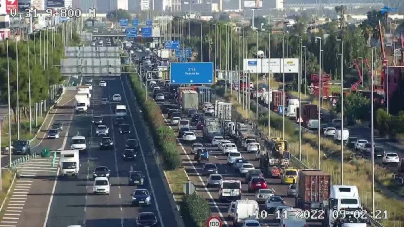 Colas en la pista de Silla por un accidente