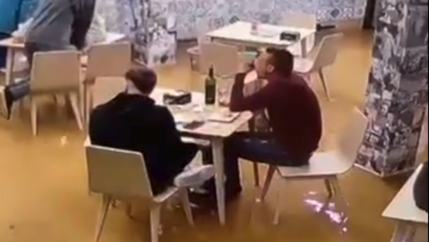 Los clientes de un bar de Benaguasil siguieron almorzando pese a estar inundado