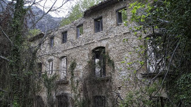 Uno de los edificios de la Ruta dels Molins. Imagen de J. A. Bernat