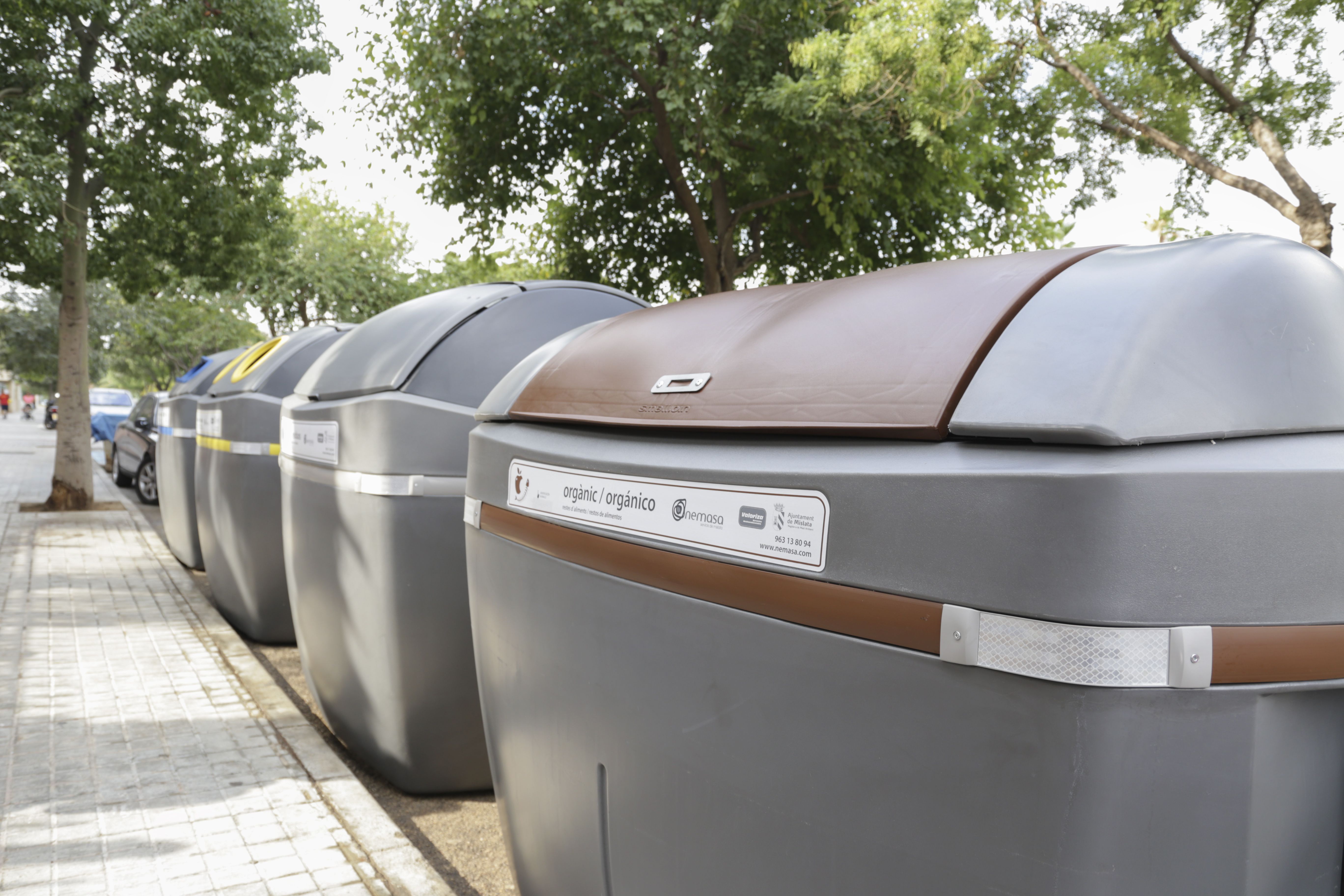 Contenedor marrón en batería en Mislata