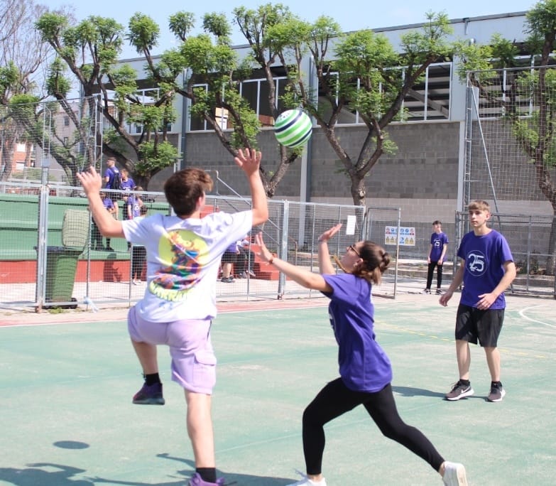 Un grup de joves juga un partit de colpbol